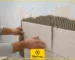 چسباندن سرامیک روی دیوار رنگ شده